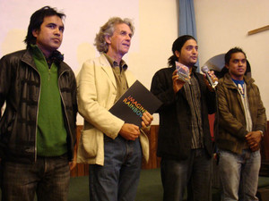 Thomas Bertschi mit Mitspielern bei der Buchtaufe in Kathmandu/Nepal, Winter 2009 - Bild 2